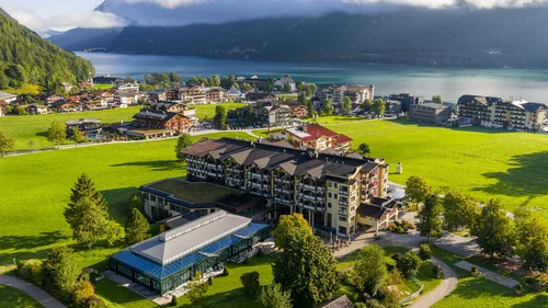Wiesenhof am Achensee | Das Hotel in Pertisau Luftaufnahme eines Dorfes neben einem See und Bergen im Hintergrund