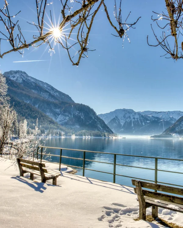 Wiesenhof am Achensee | Das Hotel in Pertisau Winterlandschaft mit schneebedeckten Bergen und See bei Sonnenschein