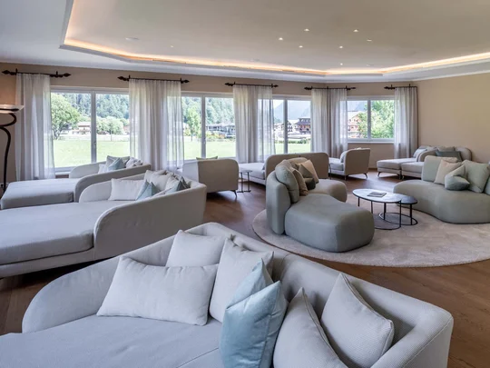 Wiesenhof am Achensee | Das Hotel in Pertisau Heller moderner Lounge-Bereich mit bequemen Sofas und viel natürlichem Licht