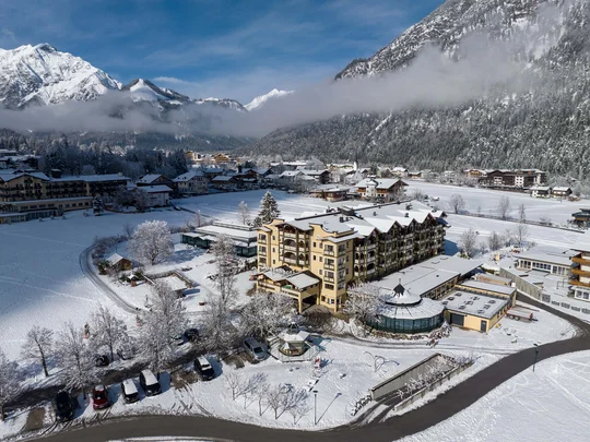 Wiesenhof am Achensee | Das Hotel in Pertisau Winterliches Dorf mit schneebedeckten Häusern und Bergen bei klarem Himmel