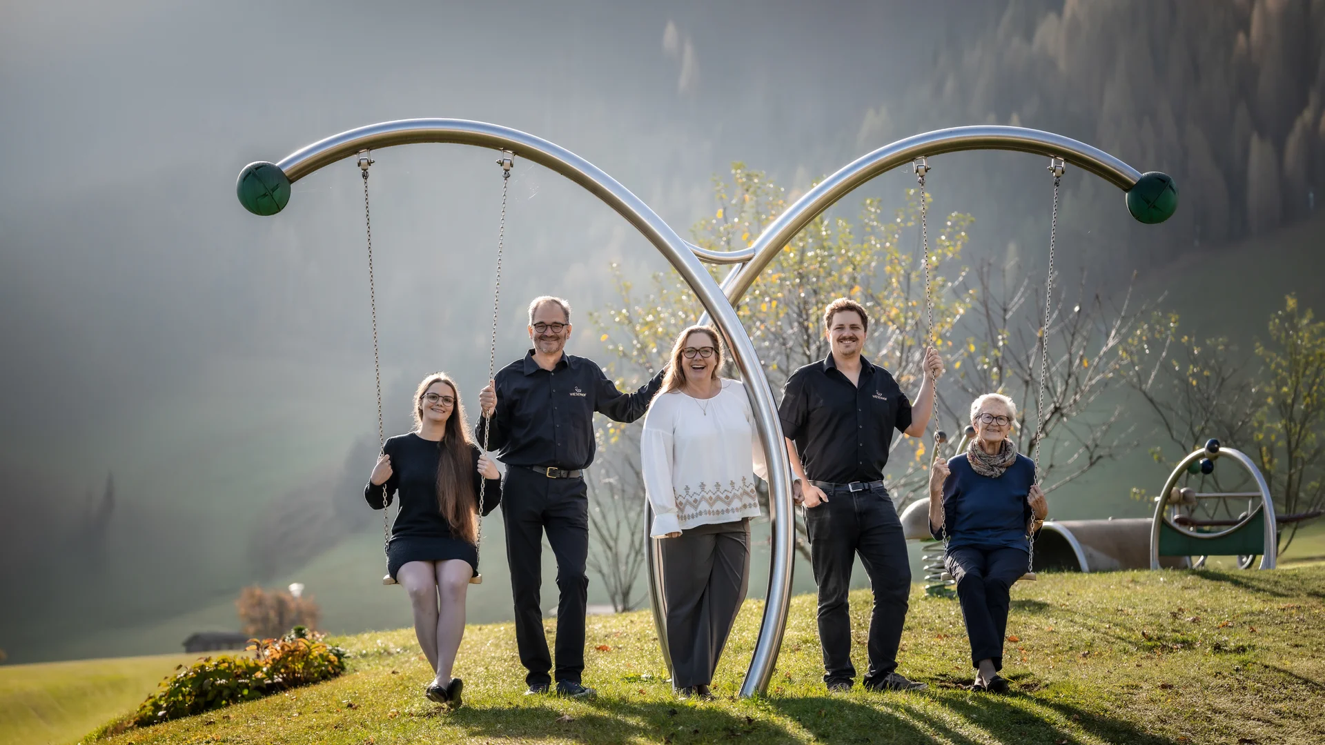 Wiesenhof in Pertisau: the Entner family and team Five people of different generations on and beside swings outdoors