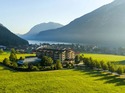 Wiesenhof am Achensee | Das Hotel in Pertisau Grünes Tal mit Hotels, Bergen und See im Morgendunst