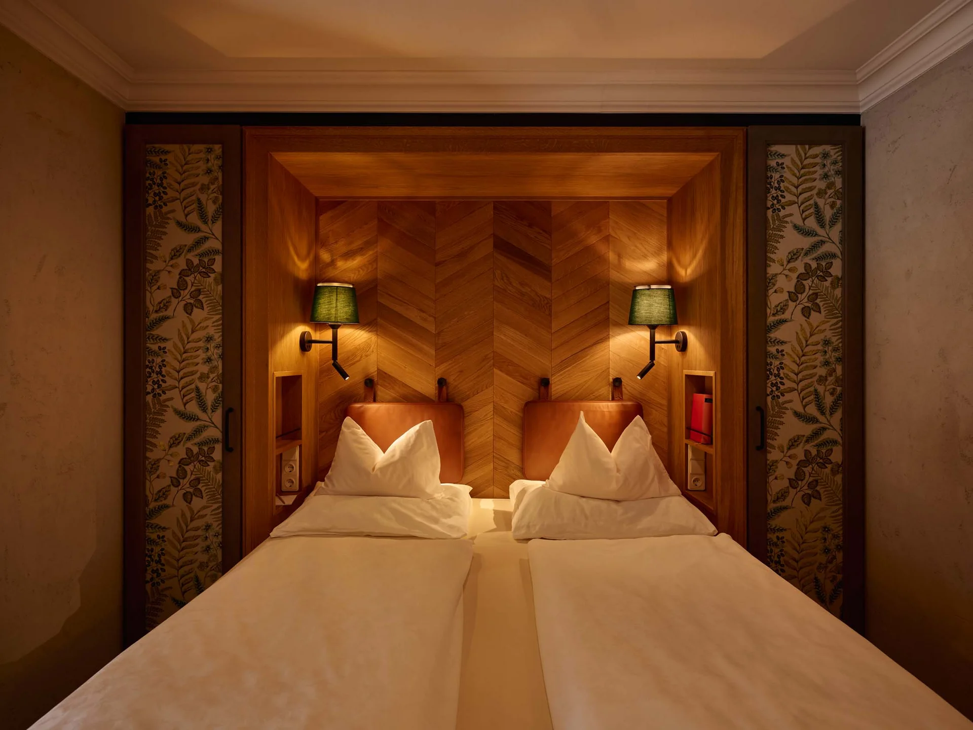 Wiesenhof am Achensee | Das Hotel in Pertisau Gemütliches Doppelzimmer mit Holzdekor und warmen Wandlampen