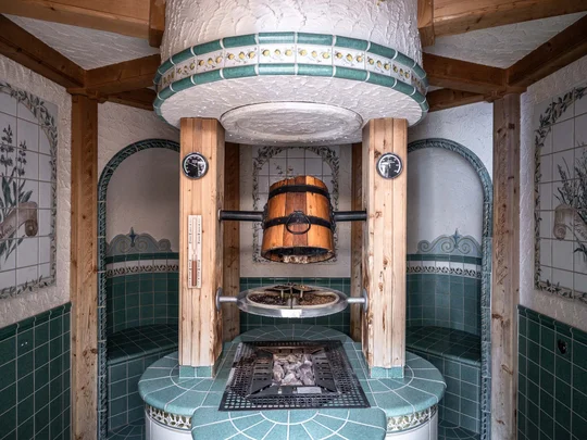 Wiesenhof – your spa hotel in Tyrol Traditional herb sauna with wooden barrel and green tiles