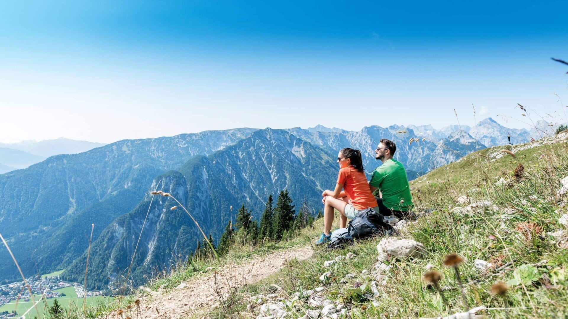 Paar genießt die Aussicht in den Bergen.